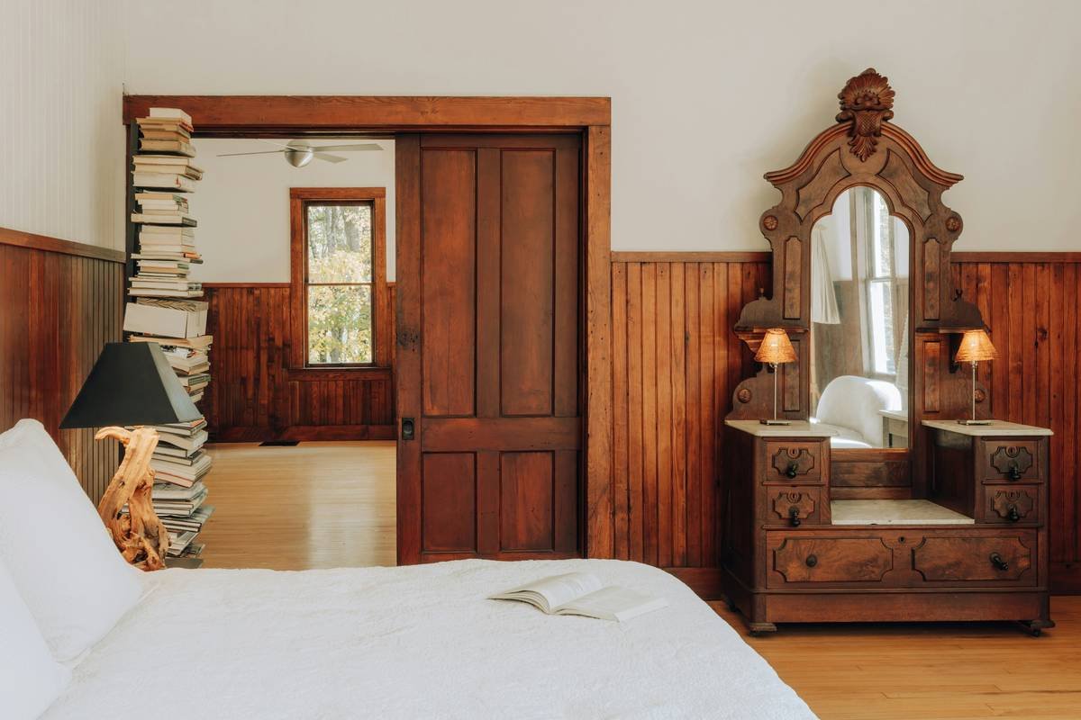 Infographic showing core materials in coastal style bedroom furniture: reclaimed wood, rattan, linen, whitewashed oak, ceramic, and natural jute