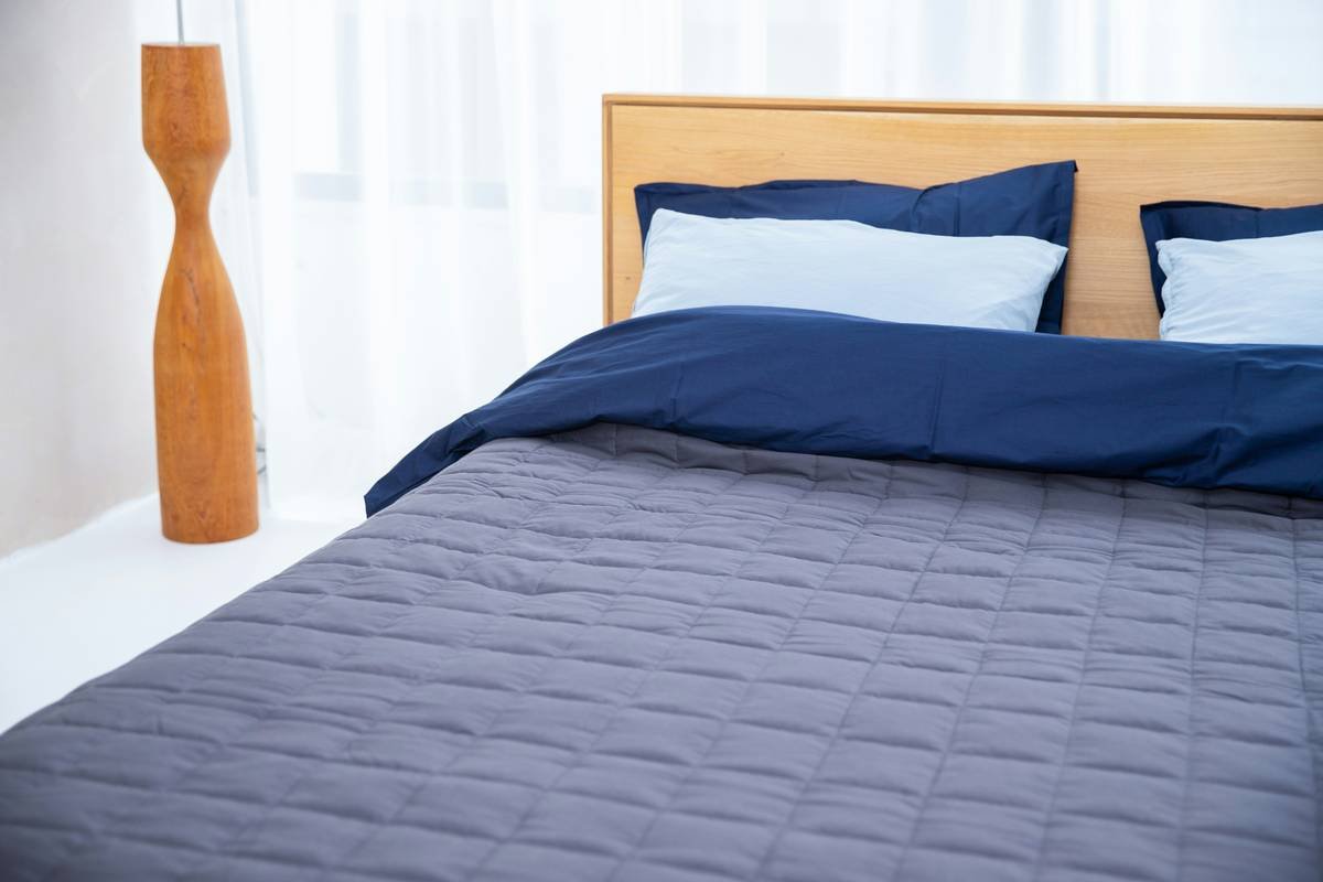 close-up of nautical style coastal fitted sheet boat showing reinforced corner gusset and elastic band system